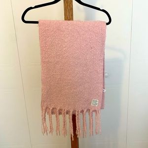 Cozy oversized pink scarf. Frank and Oak.